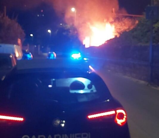 Gragnano, allarme incendio. Fiamme alte nel cuore della notte