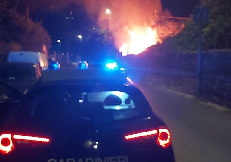 Gragnano, allarme incendio. Fiamme alte nel cuore della notte