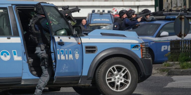 Napoli, ruba di alcuni capi di abbigliamento e minaccia una guardia giurata. Arrestato un 31enne