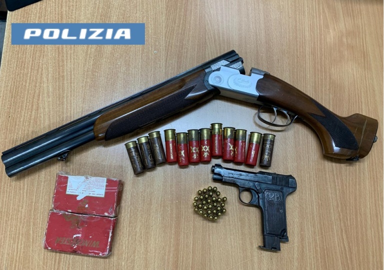 Acerra: aggredisce la moglie. Arrestato 32enne e sequestrata pistola e fucile