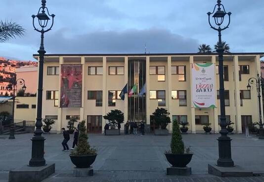 Vico Equense lancia “Buoni a Natale 2025”: al via le domande per il sostegno alle famiglie in difficoltà