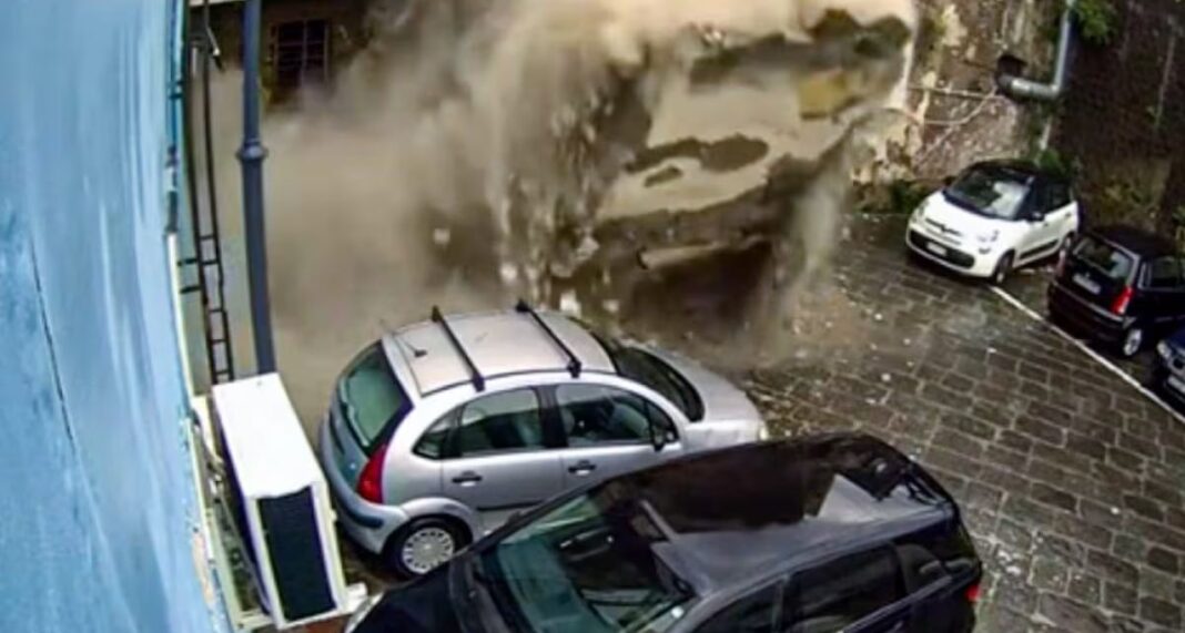 Maltempo, crollo a Torre del Greco: sei famiglie evacuate, nessun ferito - VIDEO -