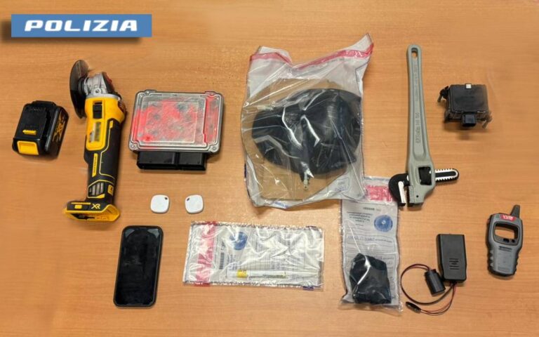 Napoli, Scampia: fugge alla vista dei poliziotti. Arrestato 18enne Napoli, Scampia: fugge alla vista dei poliziotti. Arrestato 18enne