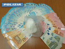 Secondigliano, fugge all’alt a bordo di una vettura e tenta di disfarsi di un pacchetto con la droga. Arrestato 36enne