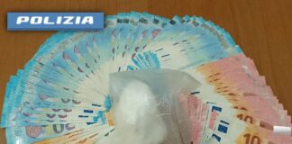 Secondigliano, fugge all’alt a bordo di una vettura e tenta di disfarsi di un pacchetto con la droga. Arrestato 36enne