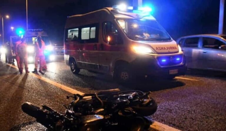 Bacoli, ennesima tragedia della strada: cade mentre è in moto, morto 43enne