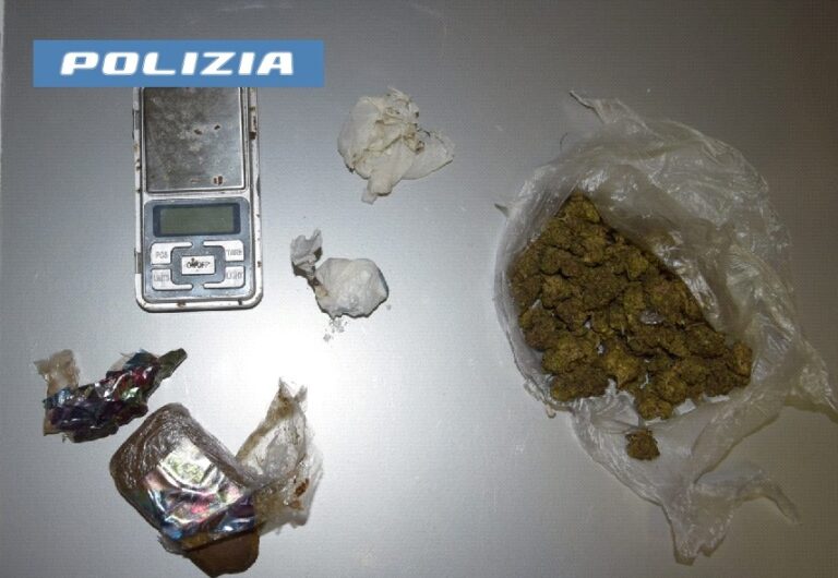 Torre del Greco, sorpreso con la droga. Arrestato un 24enne Torre del Greco, sorpreso con la droga. Arrestato un 24enne