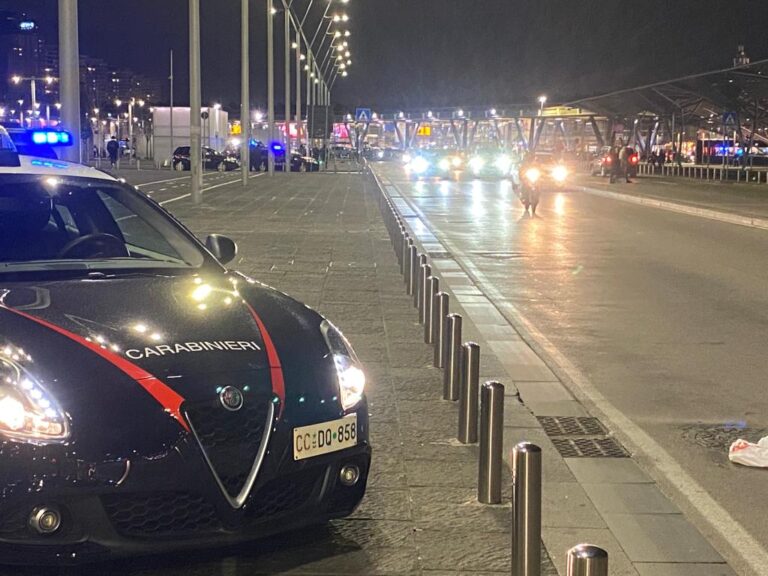 Napoli, altra rapina a turisti. Arrestato 29enne, è caccia al complice