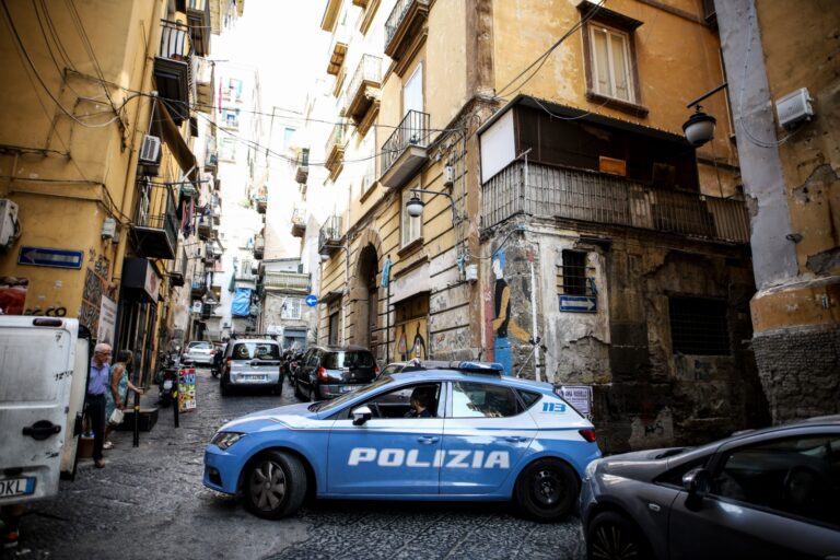 Napoli, Quartieri Spagnoli: scippa un turista americano. Fermato un 34enne napoletano