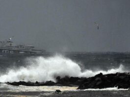 Napoli, maltempo. Cancellate le corse per per Ischia e Procida per forte vento e pioggia