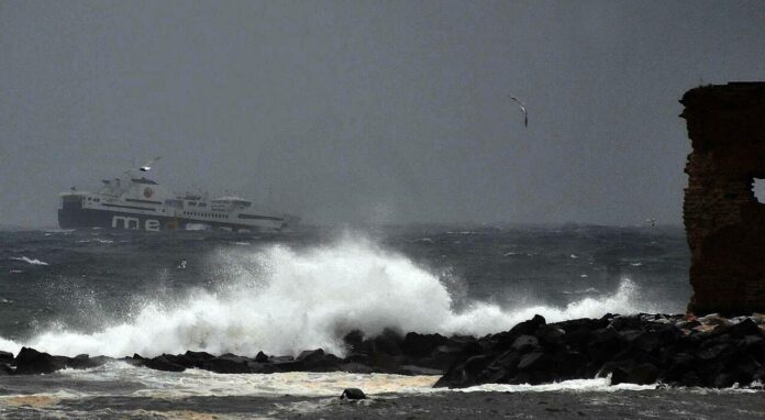 Napoli, maltempo. Cancellate le corse per per Ischia e Procida per forte vento e pioggia