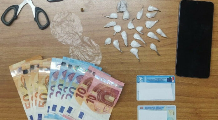 Napoli, sorpreso a spacciare droga. Arrestato 52enne