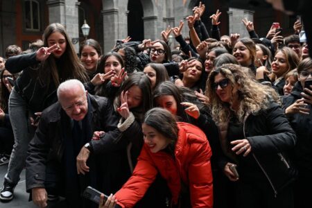 Allarme chirurgia estetica giovanile. De Luca: "Siate come siete e scoprirete la vera bellezza"