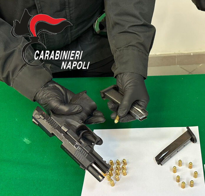 Castellammare, tra la movida con una pistola giocattolo pronta a sparare. Arrestato 19enne incensurato