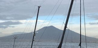Castellammare, veliero naufraga in mare ritrovato spiaggiato a riva