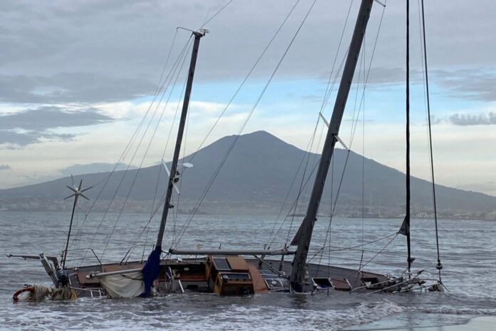 Castellammare, veliero naufraga in mare ritrovato spiaggiato a riva