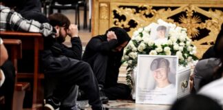 Commozione, lacrime e palloncini bianchi per salutare Emanuele, 15 anni, ucciso durante una sparatoria tra adolescenti