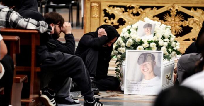 Commozione, lacrime e palloncini bianchi per salutare Emanuele, 15 anni, ucciso durante una sparatoria tra adolescenti