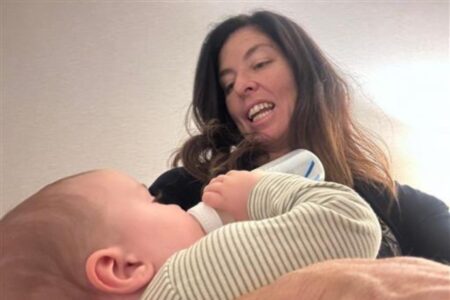 Il piccolo Ethan ritorna fra le braccia di sua madre: “Appena mi ha visto, mi ha sorriso. Piango di gioia”