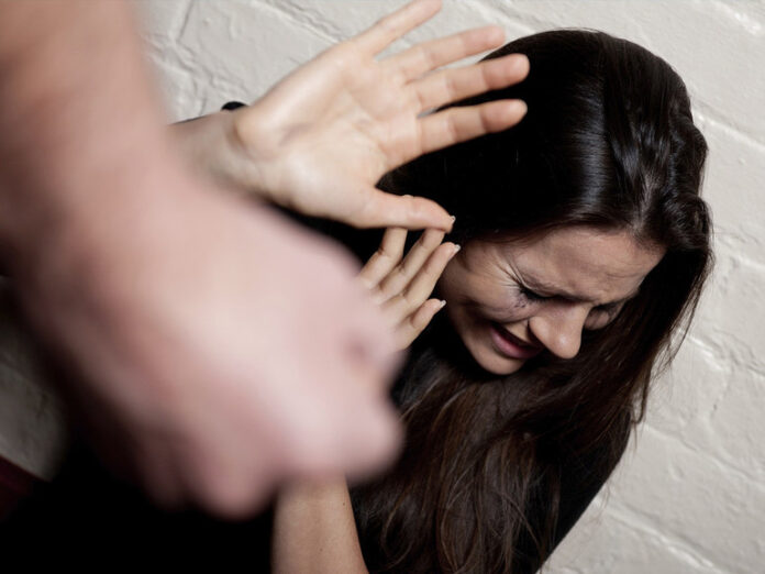 Pompei: minaccia e picchia la compagna, divieto di avvicinamento