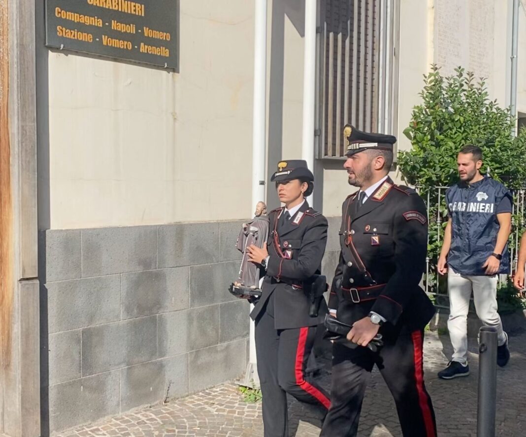 Il furto nella notte tra il 25 e il 26 ottobre. Identificato il ladro, si tratta di un 54enne di Soccavo che è stato denunciato