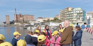 Torre del Greco, due classi elementari in visita nella zona del porto