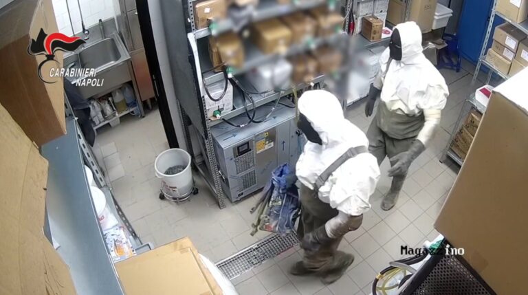Napoli, catturata la banda del buco: 6 arrestati. Il video della rapina al KFC Napoli, catturata la banda del buco: 6 arrestati. Il video della rapina al KFC