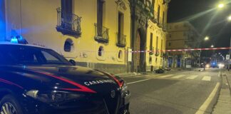 Grave incidente nella notte a Torre del Greco, coinvolta un'auto e due scooter. Tre feriti, 18enne in gravi condizioni