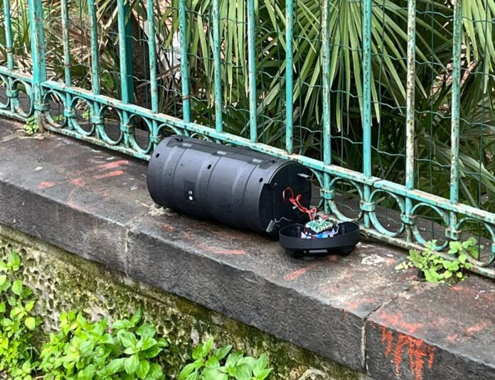 Allarme Bomba in una piazza di Napoli, sul posto gli artificieri Allarme Bomba in una piazza di Napoli, sul posto gli artificieri