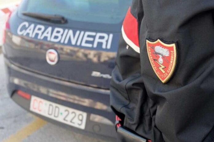Napoli, Vomero: minaccia i passanti con un bastone, 54enne denunciato