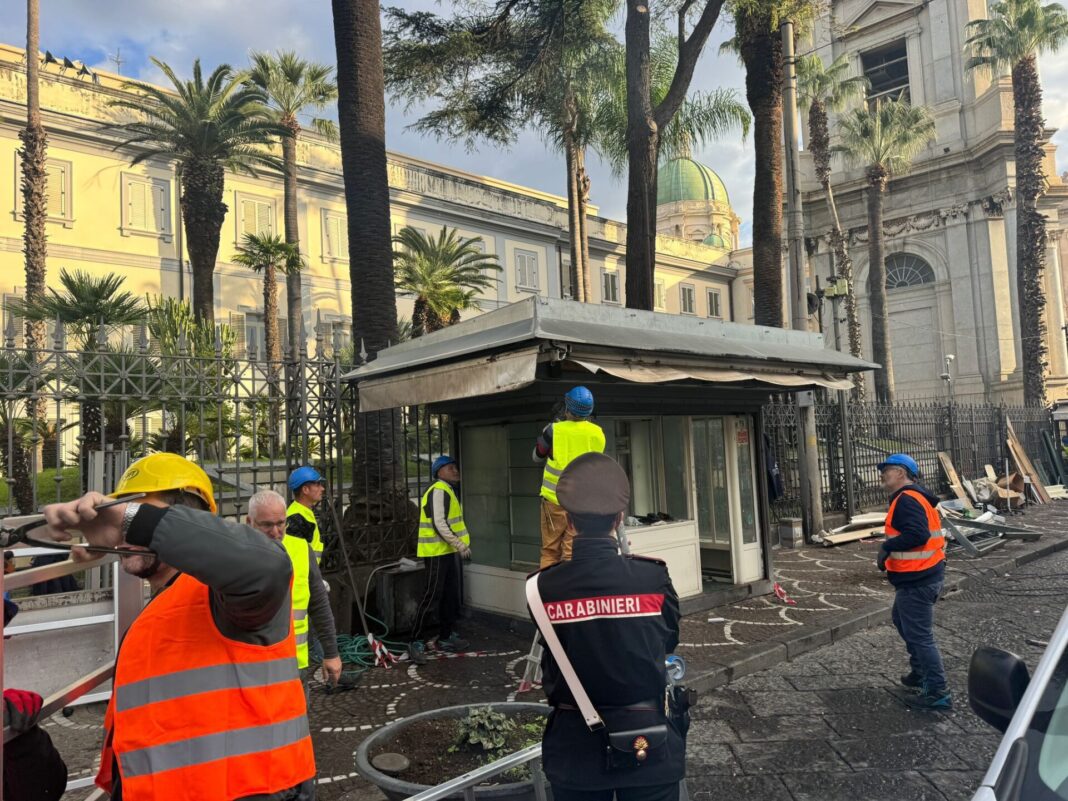 Pompei, smontati e distrutti i 45 chioschi abusivi