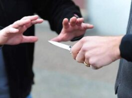 Napoli, 19enne accoltellato. Denunciata 15enne