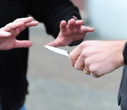 Napoli, 19enne accoltellato. Denunciata 15enne