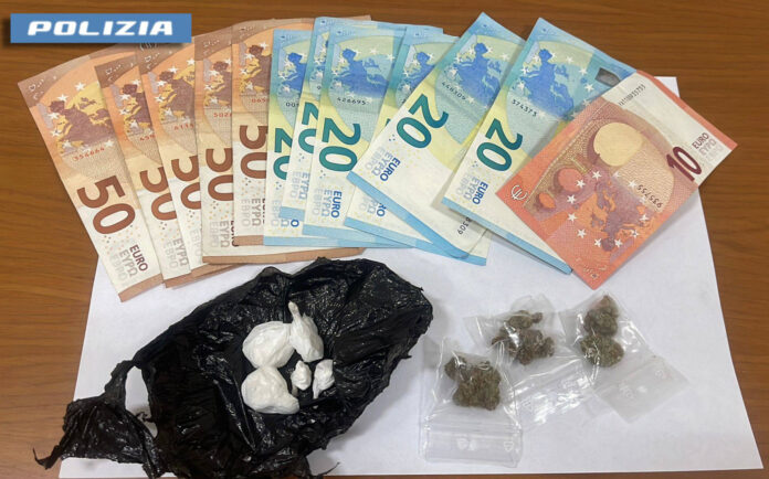 Napoli, sorpreso con la droga. Arrestato 19enne