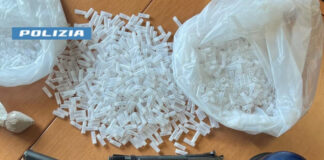 Controlli straordinari a Scampia, sorpreso con armi e droga. Arrestato 54enne