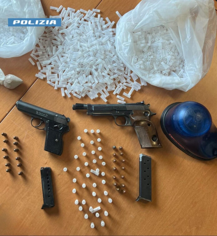 Controlli straordinari a Scampia, sorpreso con armi e droga. Arrestato 54enne