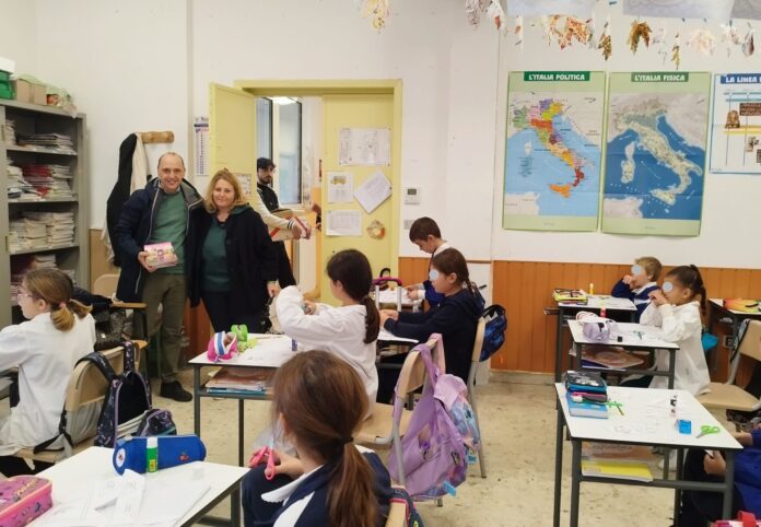 Il comune di Sant’Agnello dona un libro agli studenti dell’istituto Gemelli