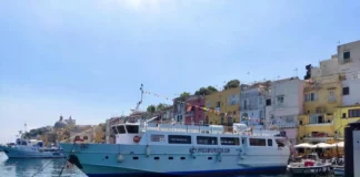 Procida, sbarca dall'aliscafo con la cocaina. Arrestato 55enne