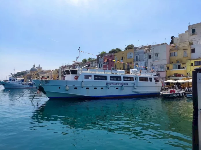 Procida, sbarca dall'aliscafo con la cocaina. Arrestato 55enne