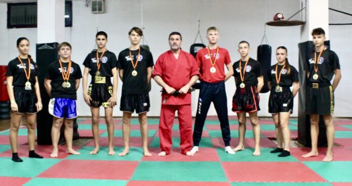 Nel corso dello scorso week end, la Boxing Improta di Teverola ha partecipato al Super Fight Competition W.T.K.A. 2024 tenutosi presso il palazzetto dello Sport “Mario Parente" di Benevento. I nove atleti della fucina Improta partecipanti hanno conseguito 8 medaglie. Sul ring Alessandro Shurdak, Davide De Rosa, Vincenzo Martino, Francesco Graziano, Francesco De Floris, Antonio Massimo, Noemi Maiello. Emanuela De Floris e Carmine Di Franco (medaglia d’argento). “Tra le fila dell’Improta Boxing figurano atleti che possono confrontarsi con antagonisti di spessore nazionale ed internazionale - commenta il Maestro Improta -. E’ questa la direzione giusta per la crescita di tutto il nostro movimento agonistico ed è un giusto premio per gli allenamenti in palestra, per l’impegno profuso, per me e per tutto il mio staff”.