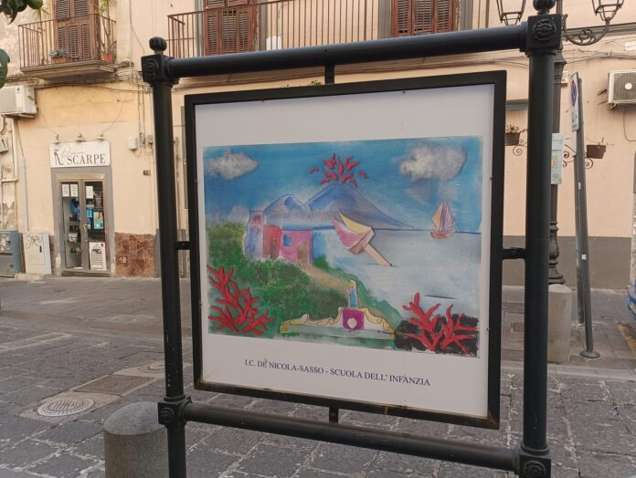 Torre del Greco, installati in via Roma i 15 pannelli ricavati dai disegni degli studenti Torre del Greco, installati in via Roma i 15 pannelli ricavati dai disegni degli studenti