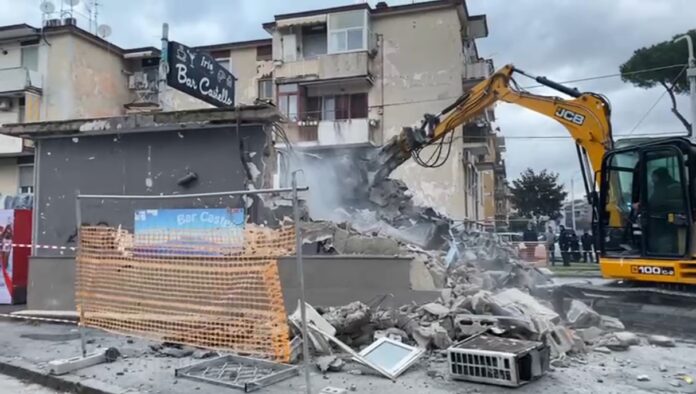 Castellammare, abbattuto chiosco abusivo nel quartiere Cicerone