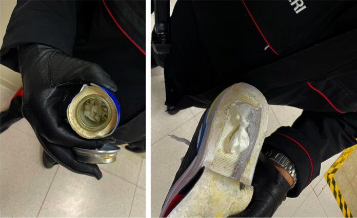 Caivano: droga nascosta in doppifondi in scarpe e lattine. Pusher 56enne arrestato