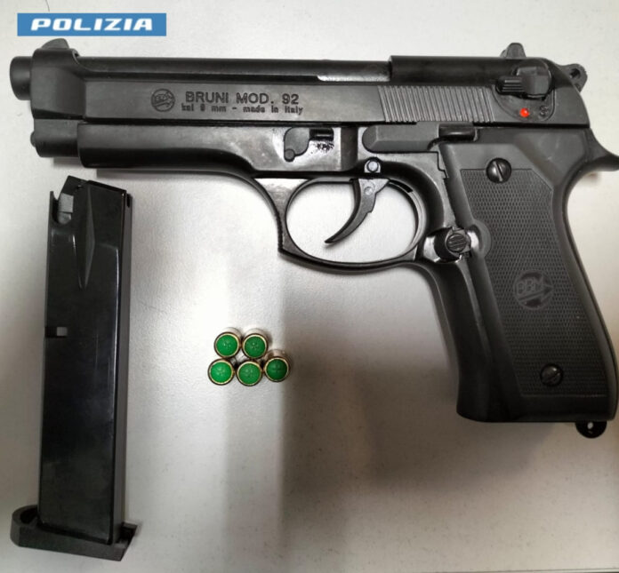 Napoli, controlli a Vasto. Giovane sorpreso con una pistola a salve