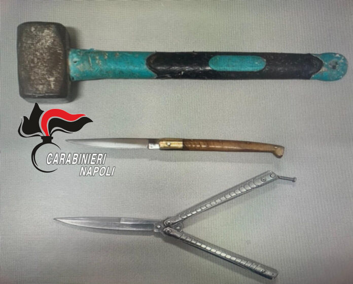 Torre del Greco: ex affiliato al clan Ascione-Papale, moglie e figlio sorpresi dai Carabinieri con armi bianche