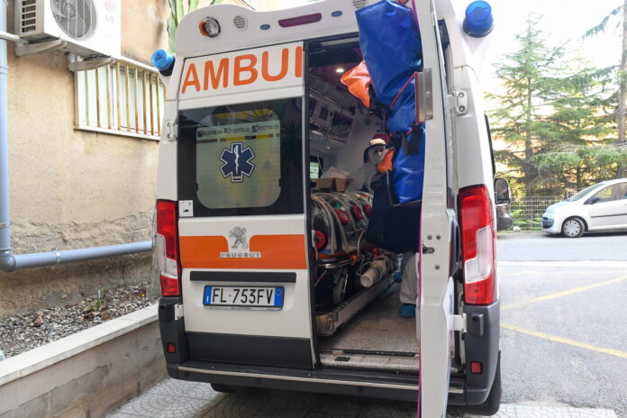 Bagnoli, si presenta a casa dell’ex per buttarla fuori, finisce in rissa. Bimbo sviene, tre donne in ospedale