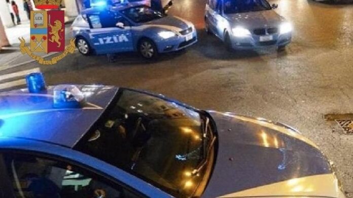 Napoli, chiede l’elemosina ad una donna e la rapina. Arrestato un 29enne
