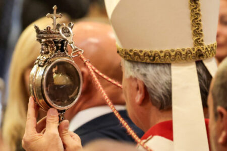Il sangue di San Gennaro si è sciolto, il miracolo del 16 dicembre si è verificato alle 17.43
