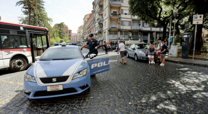 Controlli a Castellammare di Stabia, identificate 90 persone