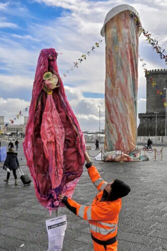 Napoli, ci risiamo: una vagina gigante in piazza Municipio. Ne avevamo bisogno?